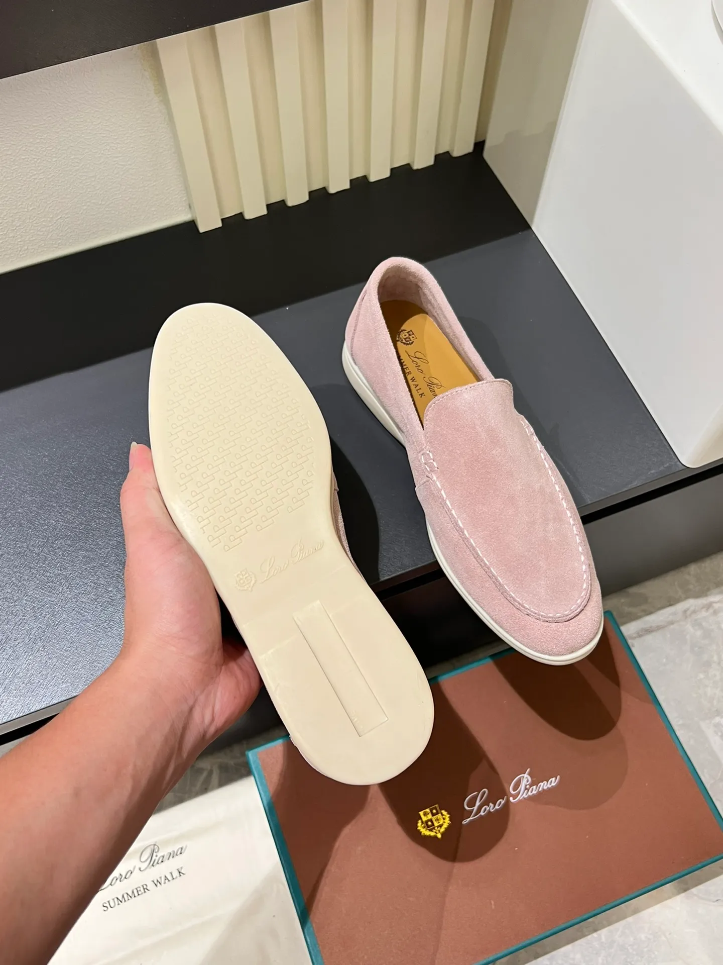 Men's shoes 💰p360 "Loro men's shoes 💰pian'*" Classic L men's shoes for couples 💰p Top version British flat loafers, a must-have item in old money style, the minimalist design is eye-catching and durable, a plus point for dressing The soft foot feel and texture are outstanding. They don’t scratch your feet and are very nice. They are matched with soft and waxy soles. They can be worn daily for a long time without getting tired. They are easy to wear, versatile and classic items, with perfect foot feel and texture! Imported cashmere fabric, the lining is made of imported A-grade water-dyed cow lining, the top version of the genuine leather midsole is sewn with pure handmade mark thread! Size: Female 35-40 (34. Customized) Male 38-44 (45.46. Customized)